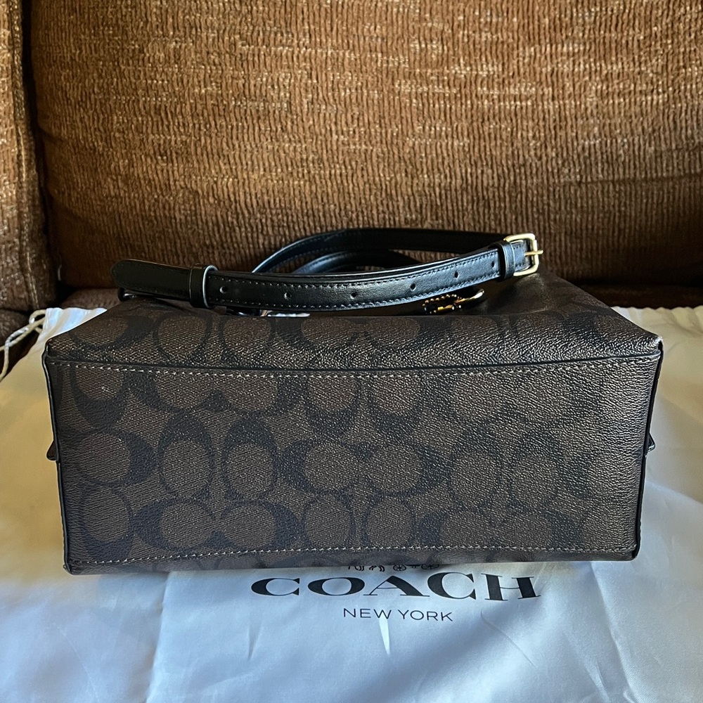 EUC Coach Mollie 25 tote with matching zip around wallet/coin purse. - Picture 2 of 9